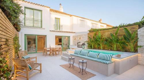 San Pedro de Alcantara House | VACATION MARBELLA I Casa Savia, Private Pool, BBQ, Renovated in 2024, Luxury Ample Interiors, Next to Restaurants, 10min walk to the Beach