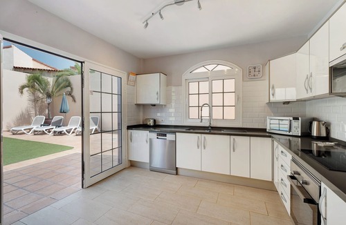 San Miguel de Abona Villa | Vacation Villa 'Jacaranda' with Mountain View, Wi-Fi and Air Conditioning