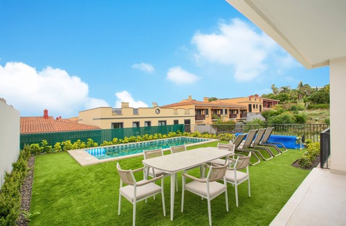 Santa Ursula Villa | Vacation Villa 'Karat La Quinta' with Mountain View, Wi-Fi and Air Conditioning