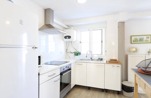Almarda Villa | Villa 200m from beach with shared garden and pool
