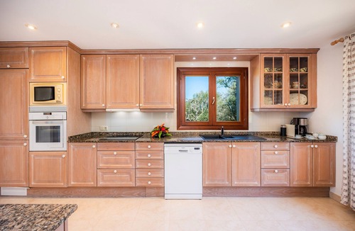 Cala Santany Villa | Villa Copinya Blanca in Santany with pool, garden, Wi-Fi 5 minutes from the beach