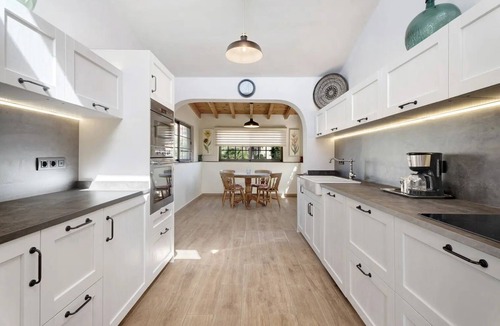 San Miguel de Abona Villa | Villa Esselle 3 bedrooms, 3 bathrooms, large swimming pool and air conditioning.