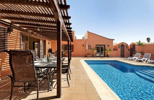 San Miguel de Abona Villa | Villa Esselle 3 bedrooms, 3 bathrooms, large swimming pool and air conditioning.