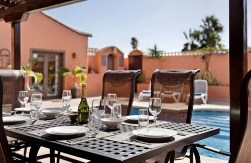 San Miguel de Abona Villa | Villa Esselle 3 bedrooms, 3 bathrooms, large swimming pool and air conditioning.