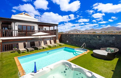 Playa Blanca Villa | Villa Penguina Playa Blanca - 5 Bedroom - Hot Tub - Heated Pool