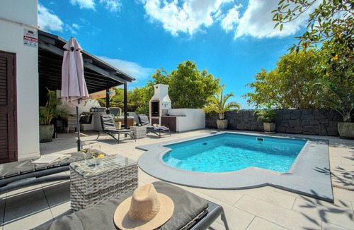 Playa Blanca Villa | Villa Solsidan with Pool, Jacuzzi, high speed internet,15 minutes from Marina
