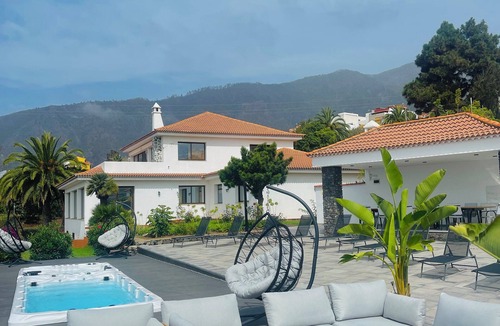 Montijos Villa | Villa with private 4bed floor level - spa facilities, heated jacuzzi & BBQ area
