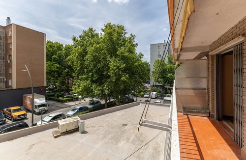Mostoles House | Vintage Apartment in Mostoles Madrid with Private Balcony and Wi-Fi