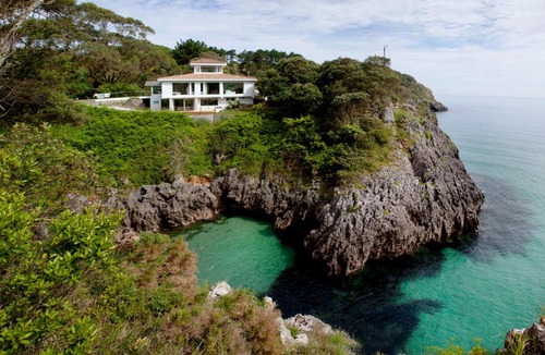 Val De San Vicente Villa | Wishome- Imponente villa sobre el mar con piscina climatizada