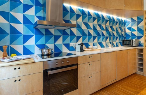 El Parc i la Llacuna del Poblenou Apartment | Your ideal urban retreat in Barcelona. This apartment combines functional design with an unbeatable location next to Ciutadella Park and the 22@ district. Featuring two full bathrooms and high-speed Wi-Fi, it offers everything you need for a comfortable