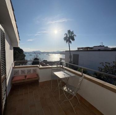 Ático con terraza y vistas al mar en primera línea
