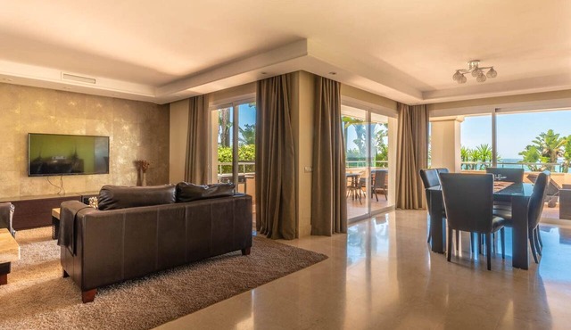 102 Luxury Serv Apart-Estepona 3 Bed, 28c Heated 20m Pool, Jacuzzi - an Oasis