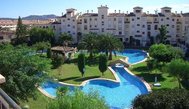 2 bed, FREE WIFI, Aircon, private gated garden leading to the pool, beach 300m.