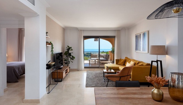 2BR Middle Floor Apartment with Sea Views