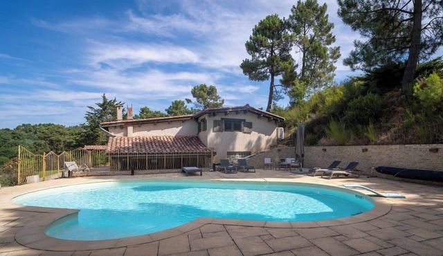 3.5-hectare private estate — heated pool, tennis and padel courts, sleeps 11 in Romans-sur-Isère