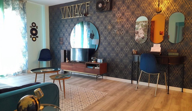 ☆ 80s Loft Vintage. Free Guest Parking. 15' from Malaga Airport.
