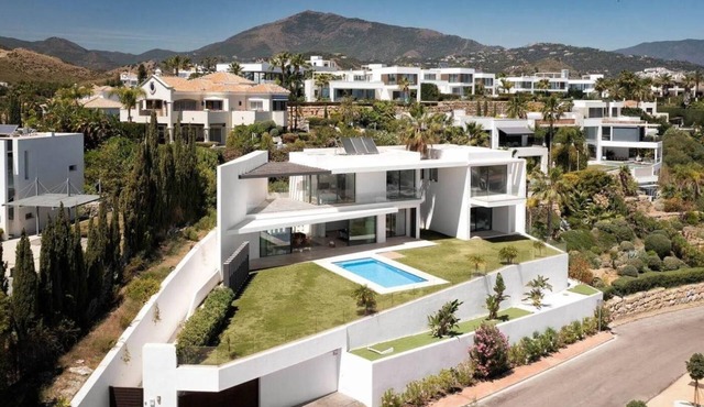 A High-End Retreat with Exceptional Amenities