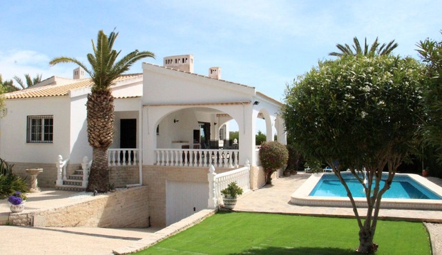 A large Luxury 4 bed private villa just a few min walk to the Villamartin Plaza