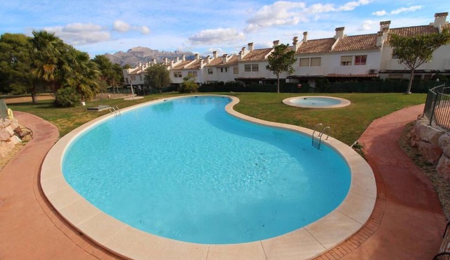 Adosado con piscina comunitaria