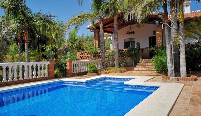 Alhaurin De La Torre: charming andalusian villa with pool and garden with palms, very calm. WIFI FREE