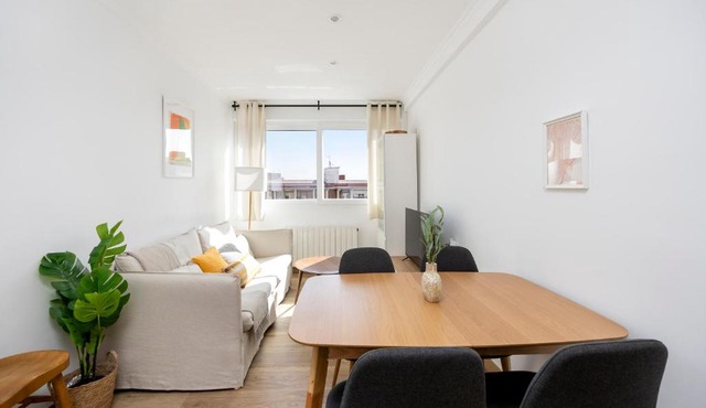 Amazing 3bdr Apt In Cornella 1 Mins From Metro
