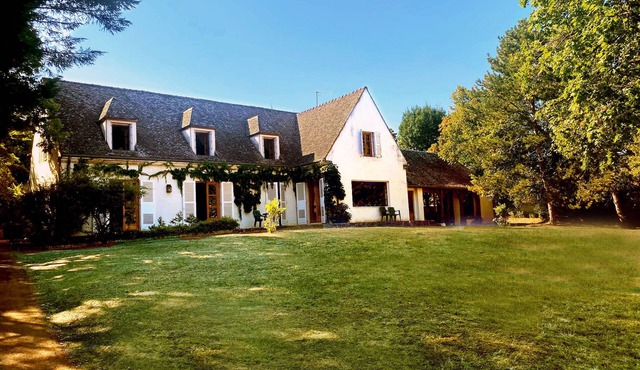 An authentic and exceptional property in Beaune with a swimming pool, tennis court, and pétanque area. in Beaune