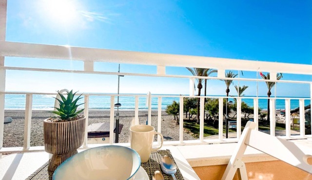 Apartment on the 1st line of the Sabinillas beach with sea views