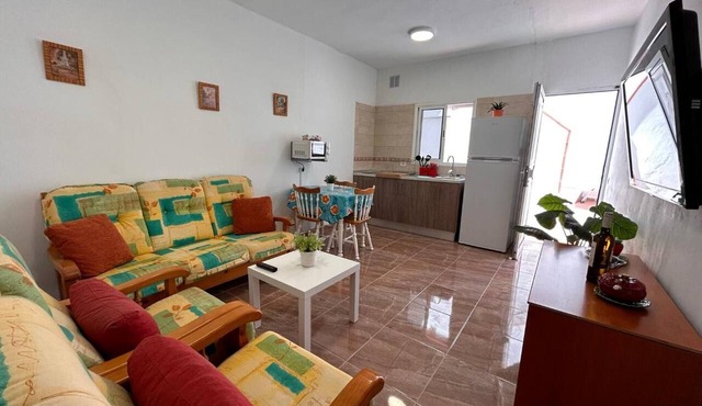 Apartment 'Alquilaencanarias Plaza De Alojera' with Wi-Fi