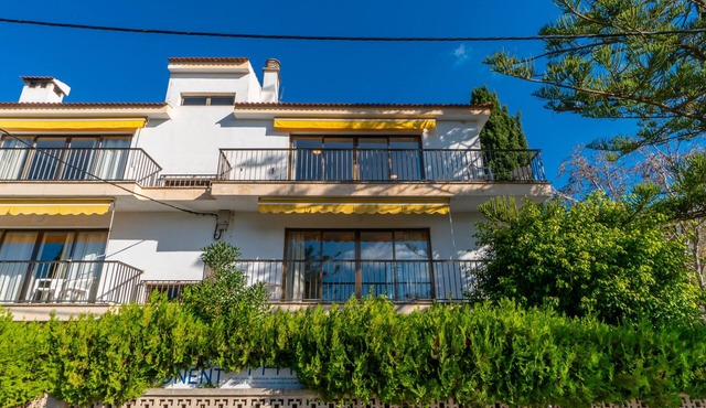 Apartment 'Apartamento Ponent 6' with Private Terrace, Wi-Fi and Air Conditioning