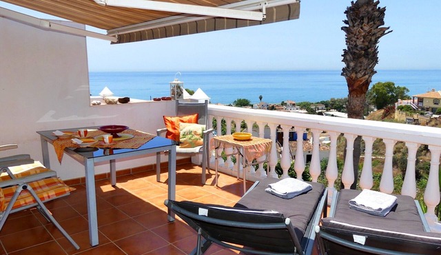 Apartment 'Casa Bena' with Large Balcony, Beautiful Views, Sea View, and Free Wi-Fi