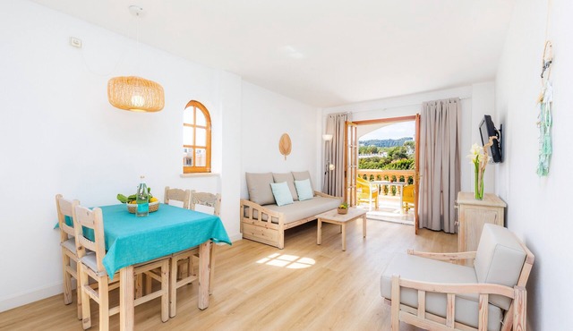 Apartment Close to the Beach with Pool Access, Private Terrace, Air Conditioning and Wi-Fi