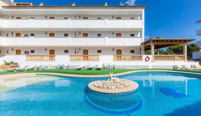 Apartment Close to the Beach with Pool Access, Private Terrace, Air Conditioning and Wi-Fi