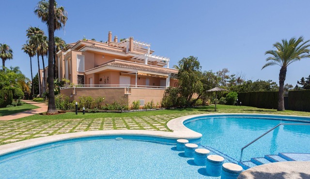 Apartment 'Keops' with Shared Pool, Private Terrace and Air Conditioning