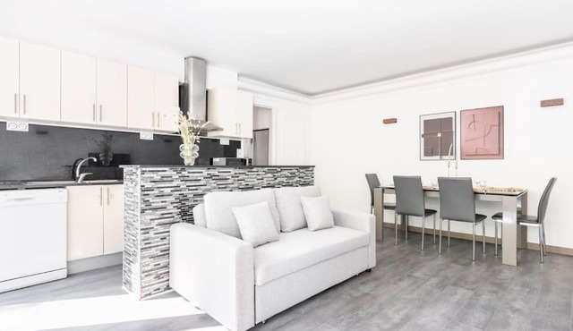 Apartment with balcony next to Buttes Chaumonts in Paris