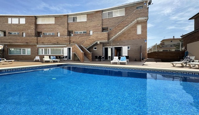 Apartment with community pool 5 minutes walk from the beach