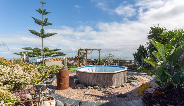 Apartment with Sea View and Pool, Wi-Fi Included