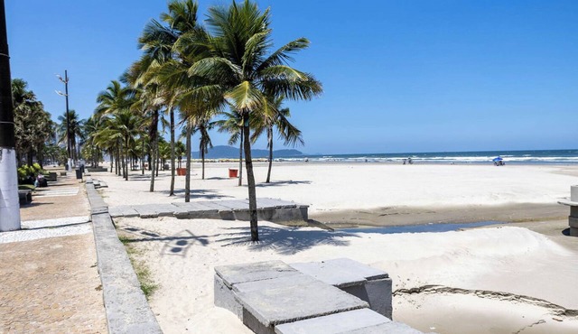 Apto com wi-fi, ar cond. e garagem à 100m da praia in Praia Grande