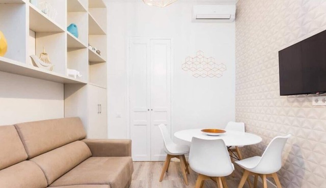 Arc de Triomf Modern apartment with balcony!