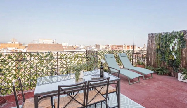 BCN CENTER BUILDING! Perfect for big groups! - several units