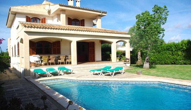 Beach and relax in house with private garden and pool in Sa Rapita