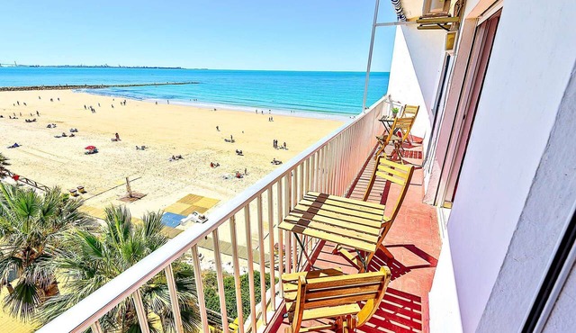 Beachfront 3-BR apartment with pool and balconies