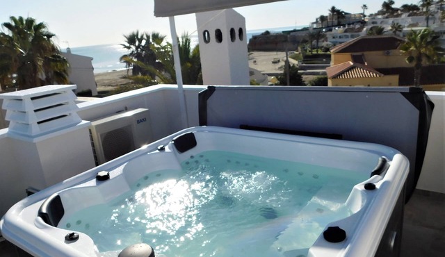 Beach House sleeps 6 with 3 Terraces, Jacuzzi Hot Tub, Full Air con , WIFI in Orihuela