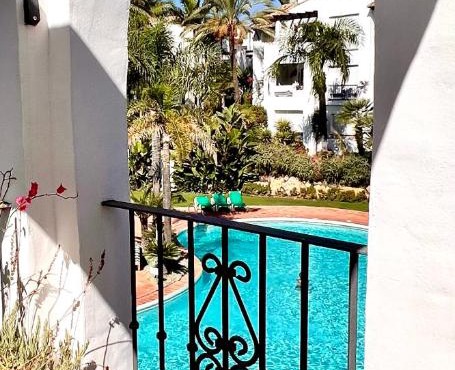 Beachfront Apartment - Pool - 2min to Beach - Free Parking & Fast WiFi