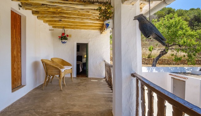 Beautiful Holiday Home with Balcony, Garden & Wi-Fi; Parking Available
