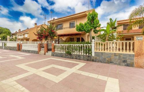 Beautiful Home In Los Alcázares With Wifi