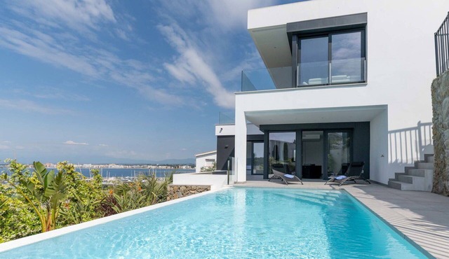 Beautiful private villa for 8 guests with private pool, A/C, TV and terrace
