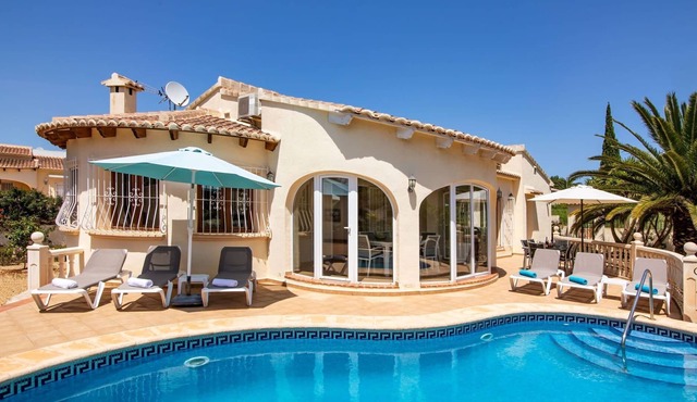 Beautiful private villa for 6 guests with WIFI, A/C, private pool, TV, terrace and parking