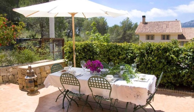 Beautiful townhouse with garden, communal pool in Calpe, 4 km from the beach. in CALPE