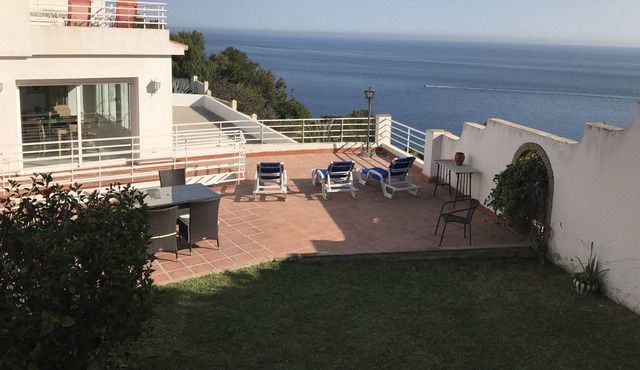 Beautiful Villa with Ocean Views, great outside areas and Large Pool. Fully AC