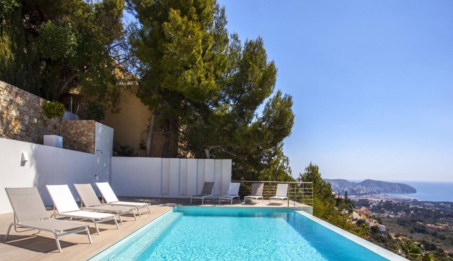 BENIMUSLEM- Villa for rent in Moraira with a spectacular infinity pool with sea views.